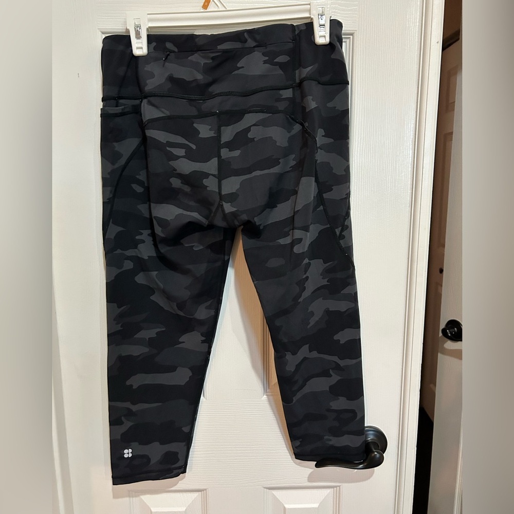 Sweaty Betty Women’s Black Camouflage Leggings Cropped Large - Picture 2 of 3